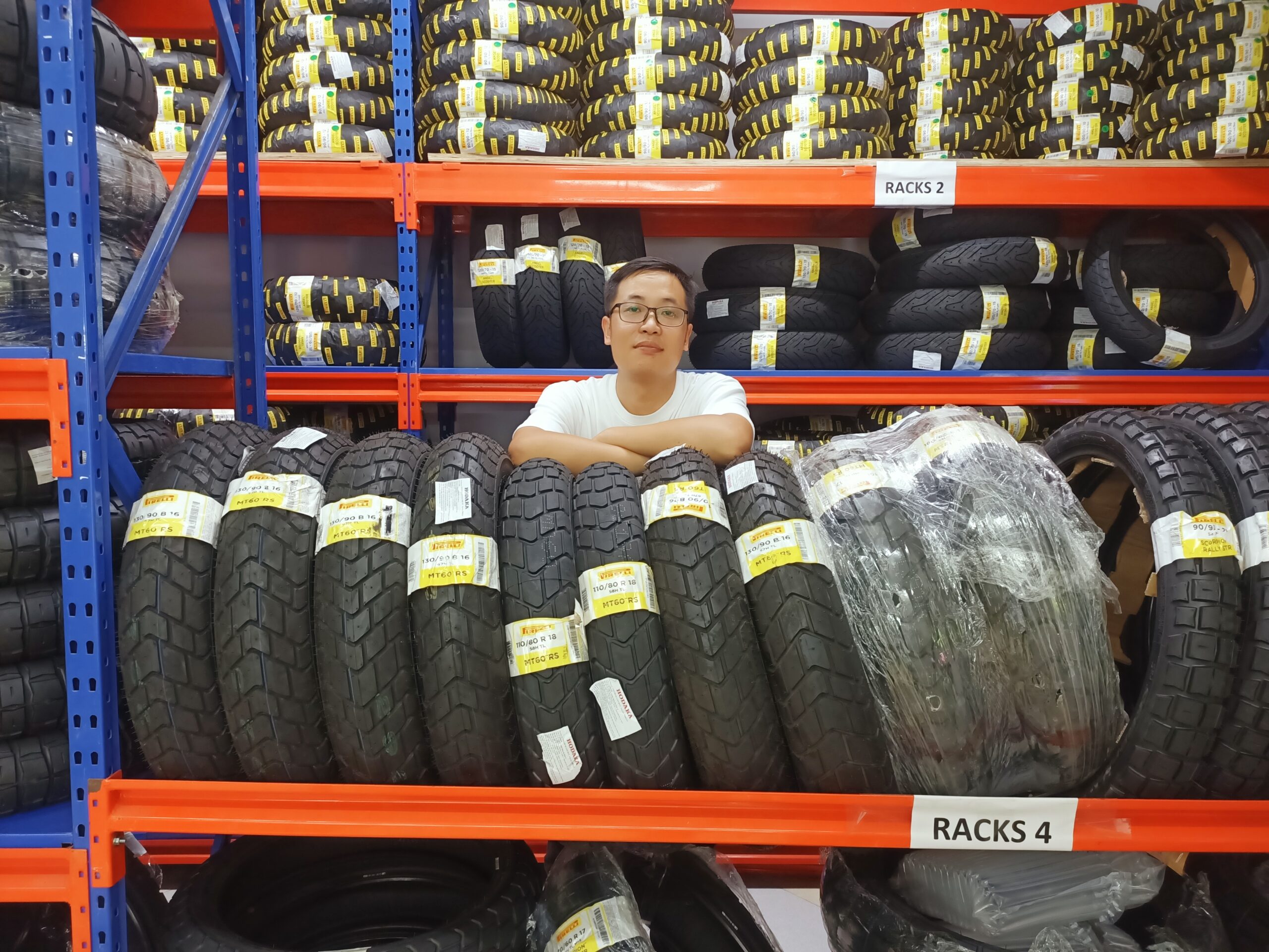Shop inside Bên trong gian hàng lốp xe Vision Plus